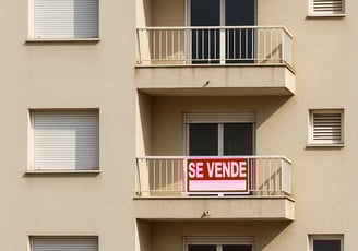 Apartamento en venta con cartel "Se vende" en el balcón.