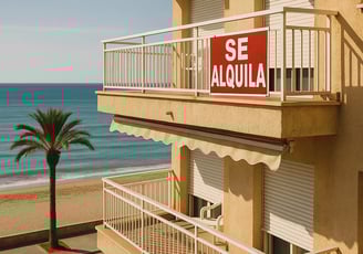 Apartamento en alquiler con cartel "Se alquila" y vistas al mar