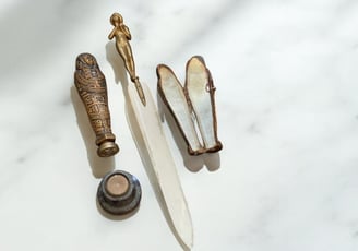 objet de vitrine avec un cachet a cire et un coupe papier XIXème