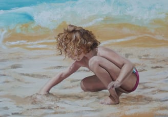 Détail fresque murale: un enfant accroupi joue dans le sable d'une plage. Plottes (71).