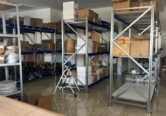 une pièce avec beaucoup d'étagères et des boîtes en carton