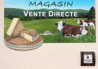 Enseigne peinte du magasin d'une fromagerie à Orgelet (39), Comté, vaches et paysage jurassien.