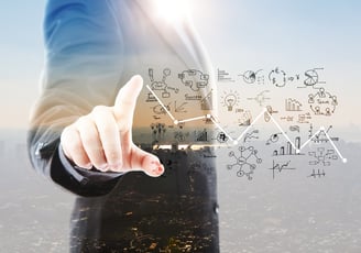 Empresário tocando um quadro estratégico fazendo seu planejamento empresarial