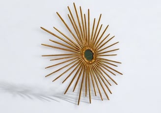 un miroir soleil en bois doré