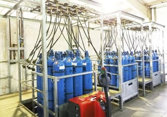 Instalação de moderna de um centro de envase ou enchimento de cilindros em operação e bem otimizada.