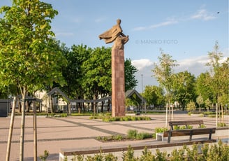 Paminklas poetui Juliui Janoniui, Janonio aikštė, Biržai