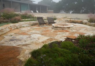 Custom outdoor stone patio and fireplace by Rustic Boulder Designs: Jorge Martinez