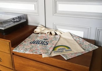 a record player's bag on a dresser tote bag en tissu recyclé