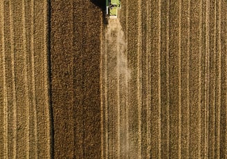 Suivi d'une moissonneuse par drone