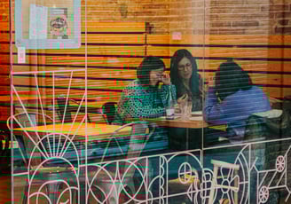 Clientes disfrutando en el interior acogedor de Santa Lola Santa Coloma