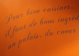 Phrase, lettrage décoratif peint sur mur intérieur, idéal pour votre restaurant ou votre déco.