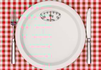 Assiette devient balance : hypnose à Lyon pour la perte de poids et troubles alimentaires, ou anneau gastrique virtuel
