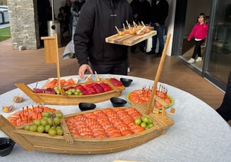 un sushi perfectament presentat en un cátering 