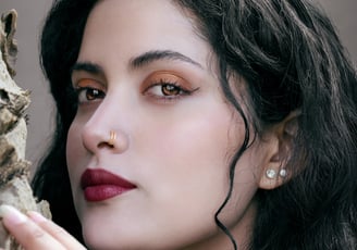 Retrato cercano de una mujer blanca hermosa con ojos de color dorado como si fuera una vampira