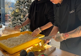 dos xef privats del càtering Rollo Privado cuinant un evento de sushi