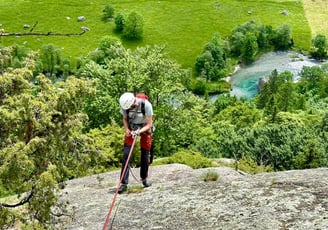 Calata in corda doppia in Val di Mello