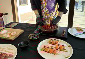 un xef privat cuinant i fent Show cooking