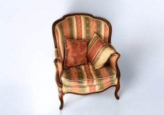 Fauteuil tapisser décors a bandes de couleurs