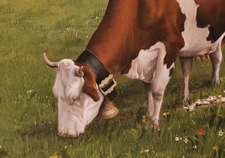 Détail d'une peinture décorative: une vache Montbéliarde dans un champ fleuri. Lajoux, Jura, 39