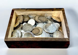Boite avec des monnaies de collection