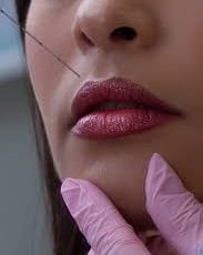 uma mulher evidenciando os lábios