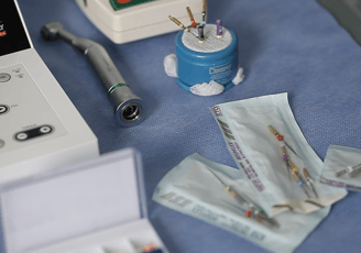 mesa com instrumentos de tratamento de canal