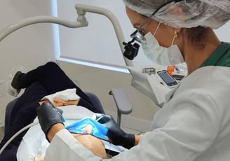 dentista atendendo paciente