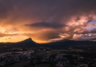 Photo par drone au coucher de soleil sur le Pic Saint-Loup