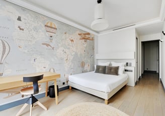 Porthos Suite at Villa Bastille – queen room with bathtub and desk