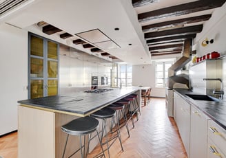 Villa Bastille kitchen with central island and pizza oven