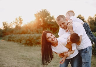 Família feliz em dia ensolarado