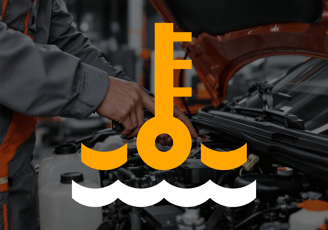 Mechanikas tikrina automobilio aušinimo sistemą ir radiatorių