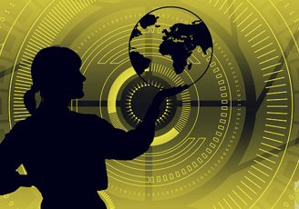 femme de dos montrant un globe terrestre sur fond d'objectif photo