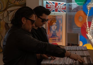 Deux hommes regardent des vinyles