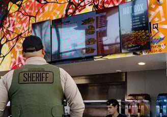 Un Sheriff commande à manger dans un fast food