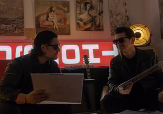 Deux hommes regardent des vinyles