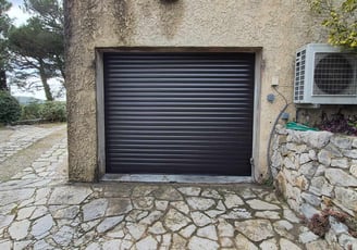 Remplacement d'une porte de garage bois par une porte en aluminium sur enrouleur