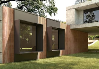 Fachada con grandes ventanales y celosía corredera de madera para protección solar y privacidad