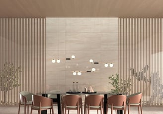 Puerta corredera de cristal en comedor moderno con paredes texturizadas y lámparas suspendidas