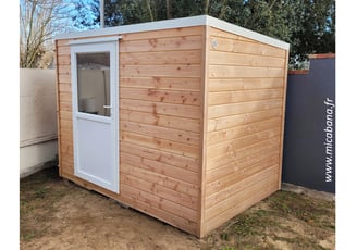 abri de jardin monopente en ossature bois, plancher inclus, avec bardage Douglas et porte batiment en PVC