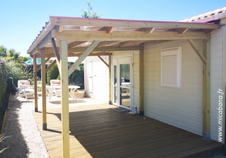 pergola bois sur terrasse bois avec toiture en bac acier et sous toiture en PVC