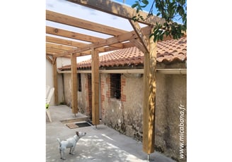 ossature bois d'une pergola avec toiture en polycarbonate