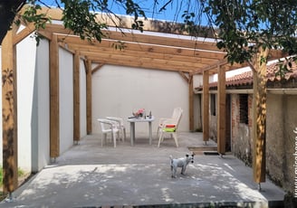 pergola en bois recouverte de plaques en polycarbonate