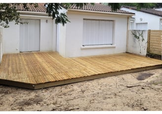 terrasse en bois de 40m² avec jupe de finition sur le pourtour