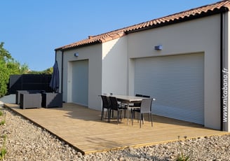 Réalisation d'une terrasse en bois de plein pieds avec seuil de porte inclus