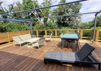terrasse en bois, pin traité, avec rambardes filets et claustra