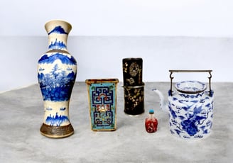un lot de 5 objets asiatique ancien ( vase porcelaine et cloisonné, tabatières, théilère et pipe