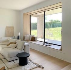 Baie vitrée nettoyée dans un salon moderne, laissant entrer une lumière naturelle