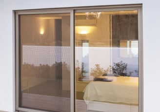 Grande baie vitrée avant et après un nettoyage professionnel, montrant une surface impeccable