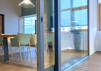Nettoyage de baies vitrées en hauteur réalisé avec des équipements sécurisés